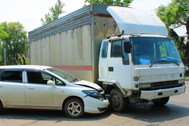 Practical Tips and Safety Measures for Truck Drivers to Avoid Wide Right Turn Accidents